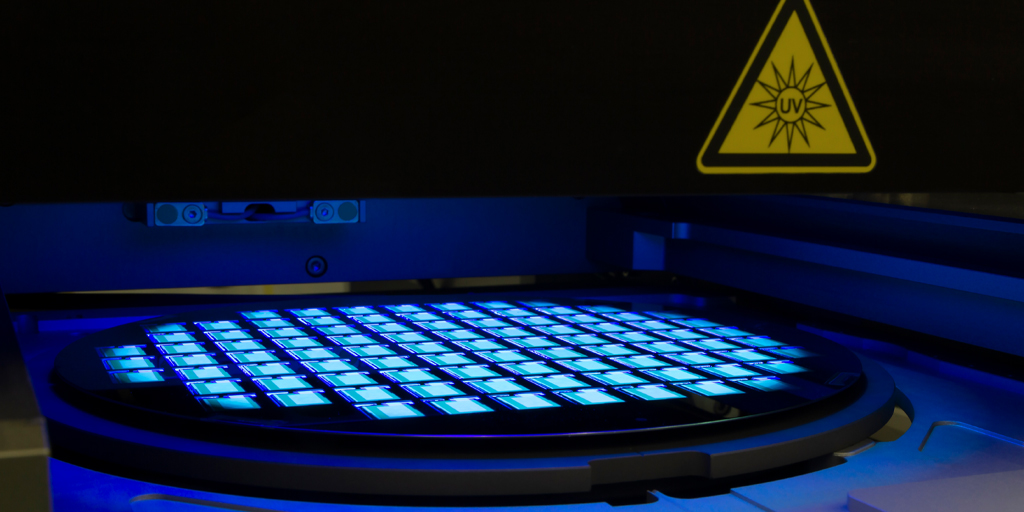 App Note Tuesday 💡

DUV technology for photolithography is exclusively based on projection optics since the pattern on the photomask is much larger than the final pattern developed on the photoresist. #AppNote #Tuesday #Lithography

ow.ly/OBiY50RFQ73