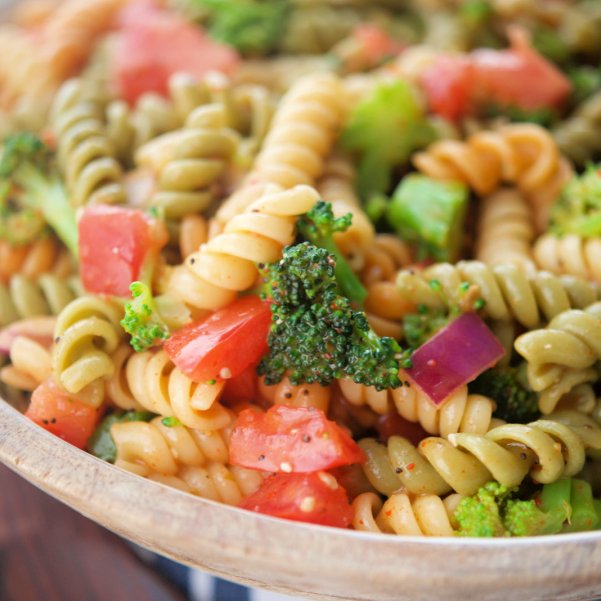 Tricolor rotini pasta tossed with Salad Supreme Seasoning, fresh broccoli, tomatoes, onions and Italian dressing. RECIPE--> carriesexperimentalkitchen.com/tricolor-supre…