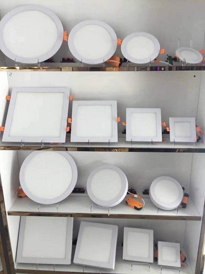 #نصائح_الإضاءات قبل الشراء👇🏻

أقدم لك في هذه السلسلة الأنواع المختلفة للإضاءات والأماكن المناسبة لاستخدامها👇

1- بانيل لايت
مناسبة للاستخدام في المستودعات والمخازن.

#تابع_السلسلة