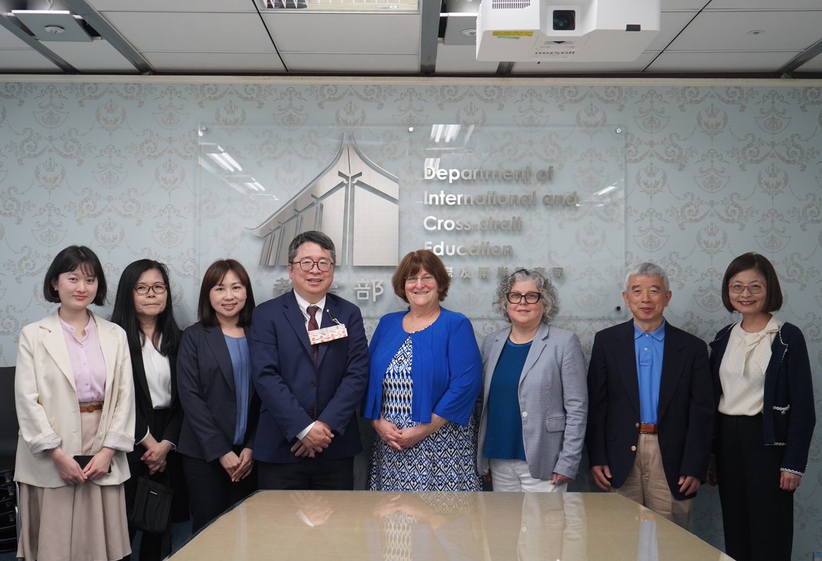 SLLC faculty and staff took a trip to Taipei City, the capital of Taiwan. They were joined by the Ministry of Education and National Taiwan Normal University, SLLC's partner university.