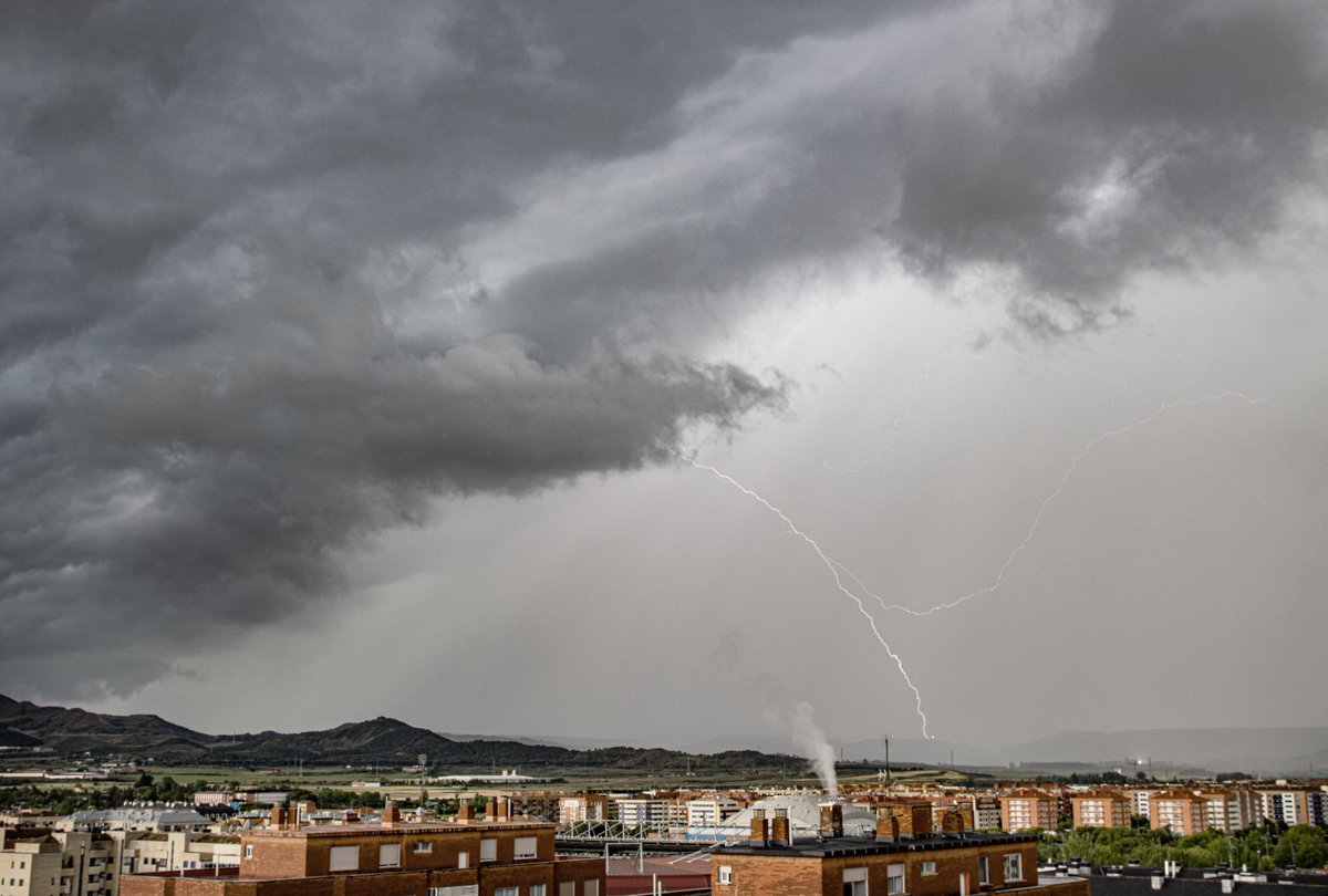 TORMENTA en Logroño Primer RAYITO cazado de la temporada #tormenta #logroño #rayo #primavera