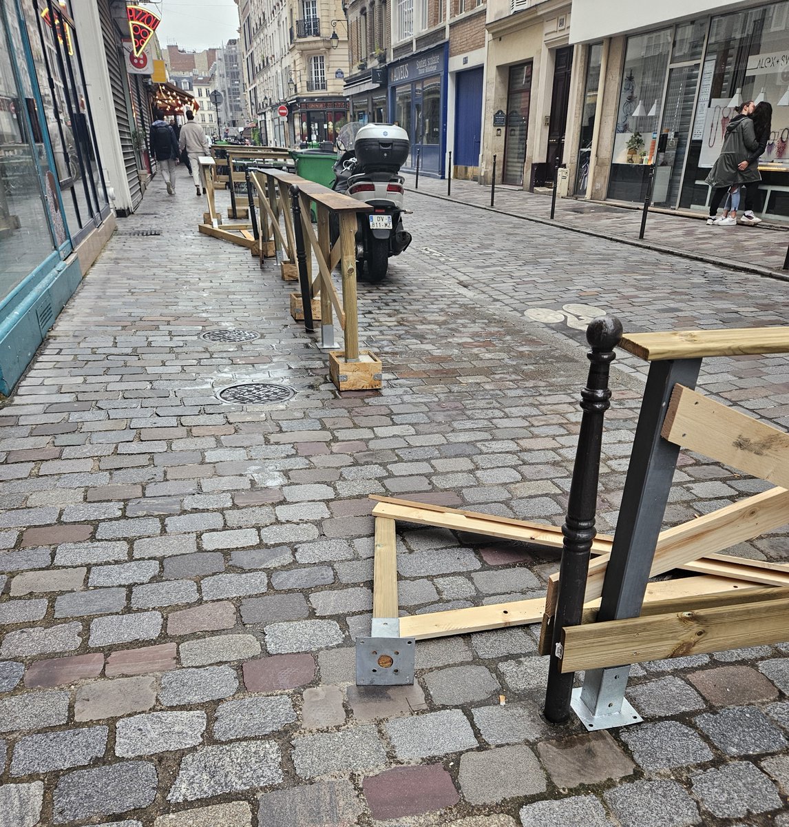 Terrasses estivales et Gaz

Parfois on se dit qu'on a de la chance, ils n'ont pas été jusqu'au bout des choses 📸1 !

Sinon, toujours rue de Cotte #Paris12 , quelqu'un a un avis sur ce qui se passe autour de ce tampon de gaz 📸2 ? 

📸3 Terrasses façon puzzle 🤡