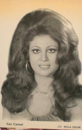 Erotik film furyasını 1974’te, yine bir mayıs ayında “Beş Tavuk Bir Horoz” başlattı.
Şimdi bu filmler “gülünçlüğüyle" anılıyor ama mühim bir konu var.
O filmlerdeki erkekler kariyerlerine devam etti. Peki kadınların başına neler geldi?
İşte isim isim onlara yaşatılanlar: