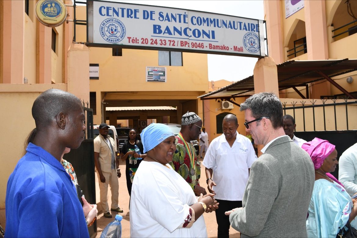 AmbCanMali's tweet photo. La #santé est un secteur fondamental de l’appui du 🇨🇦 au 🇲🇱. Notre ambassadeur a visité le CSCOM U de #Banconi qui, avec l’appui du 🇨🇦, offre des soins de qualité de 1ère ligne et un soutien adapté en santé de reproduction et droit des femmes de ce quartier populaire de #Bamako. https://t.co/PJPUGlsXQv