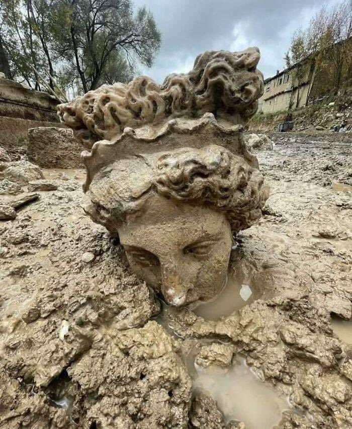 Part of the Aphrodite Statue re-emerges after more than two millennia in the ancient city of Aizanoi, Greece.🇬🇷