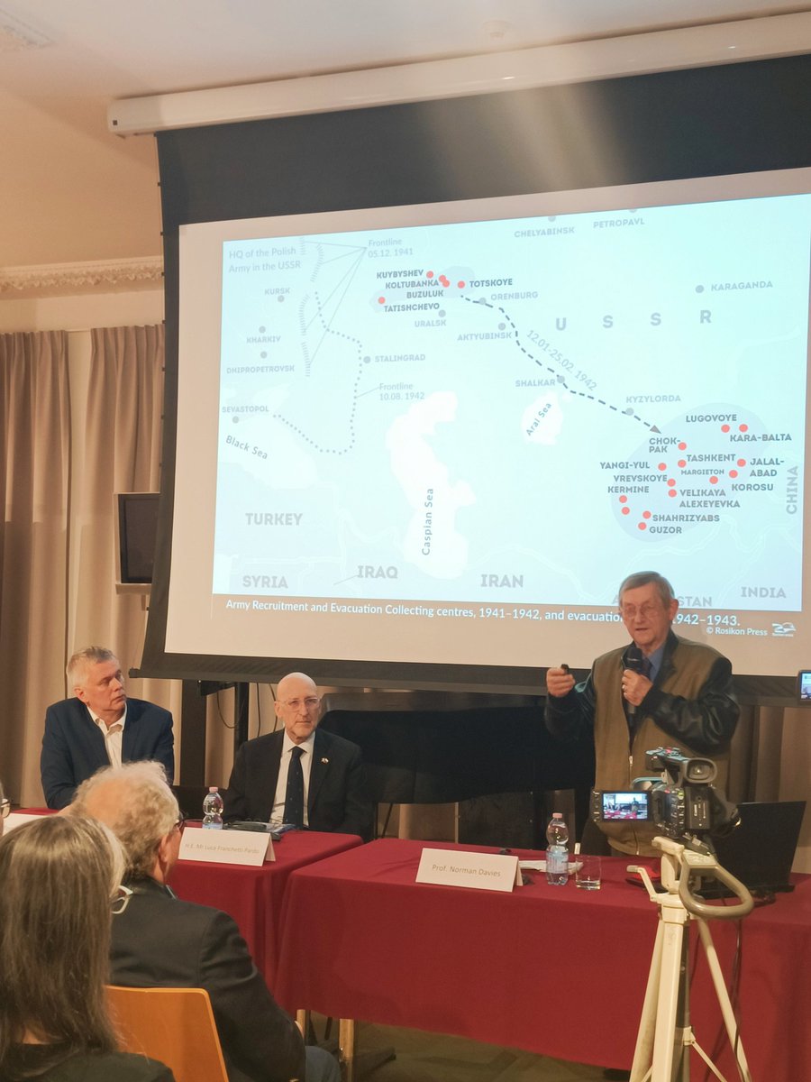 📚Ambassador @LucaFranchettiP and Prof.#NormanDavies togheter with the Minister of @PolandMOI @TomaszSiemoniak presented the book #TrailOfHope today at IIC #Varsavia.The heroic odyssey of the Polish II Corps during WWII continues to inspire new generations.#Montecassino @italymfa