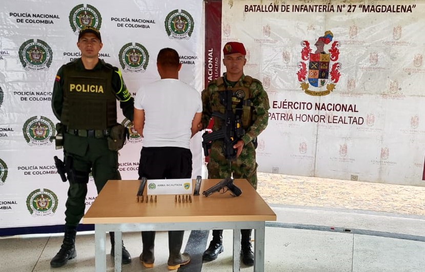 #ContundenciaOperacional | En Acevedo #Huila, tropas de los batallones Magdalena y de Fuerzas Especiales Urbanas N.° 4 #NovenaBrigada y @HuilaPolicia, capturaron a un hombre con arma de fuego, al parecer presionaba el pago de cuotas extorsivas para estructuras armadas ilegales.