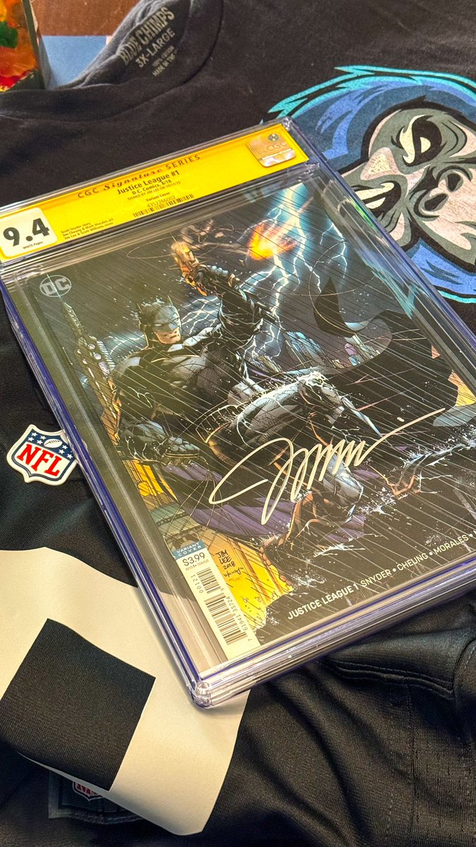 Picking up my Justice League #1 signed by @JimLee and @CGCComics 9.4 graded from @theb52bomber today before we go to the @NFTPokerEvents at the @PokerGO studios! If you’re in @hro 🟢 you know this card very well! 🔥🦇