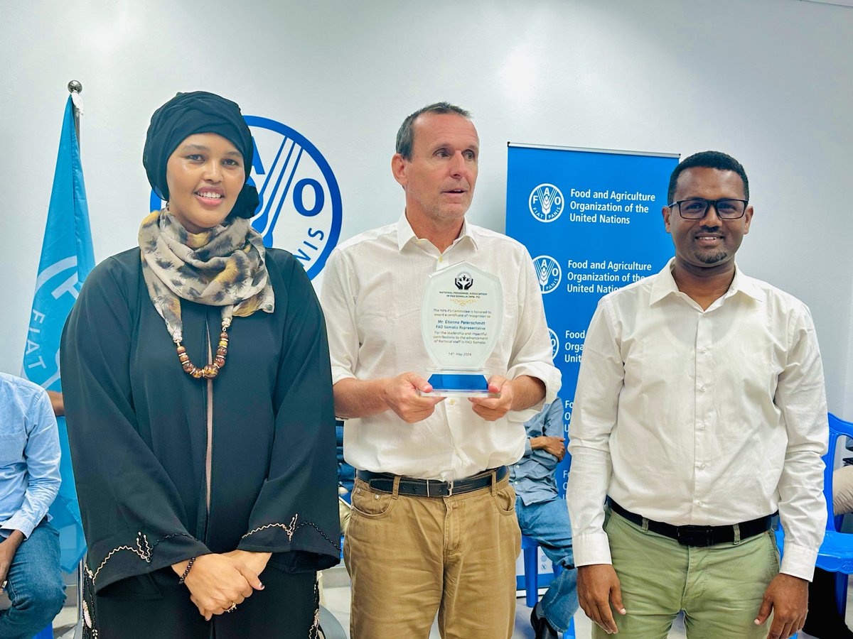 @FAOSomalia marks the 1st anniversary of the National Personnel Association formation. Reinforcing unity & empowerment among our dedicated national staff. Country Representative, @EPeterschmitt honored to receive recognition for his contribution to empowering national staff.