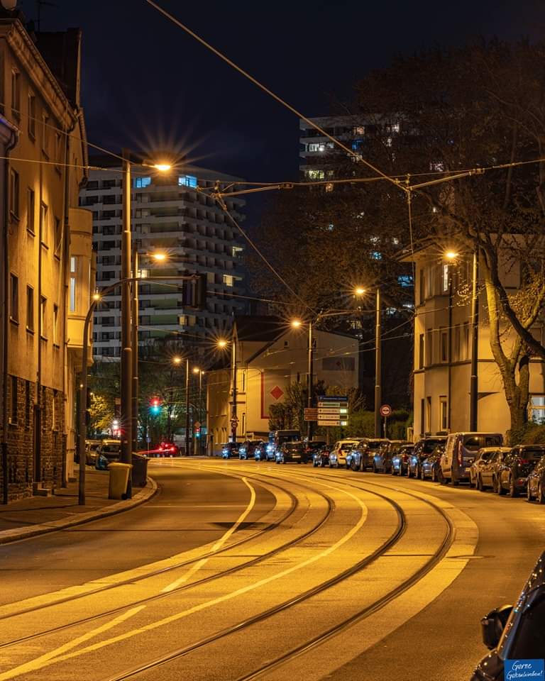 GELSENKIRCHEN BEI NACHT. Schlaft später gut und habt einen entspannten #abend! Heute zeigen wir euch die abendliche Feldmarkstraße. (Foto: Pott0graf)