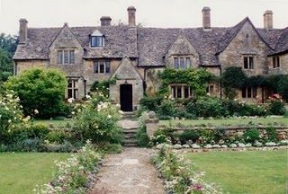 This country manor reminds me of Bleak House. Have you ever read this Dickens book? bit.ly/2sMq8md
