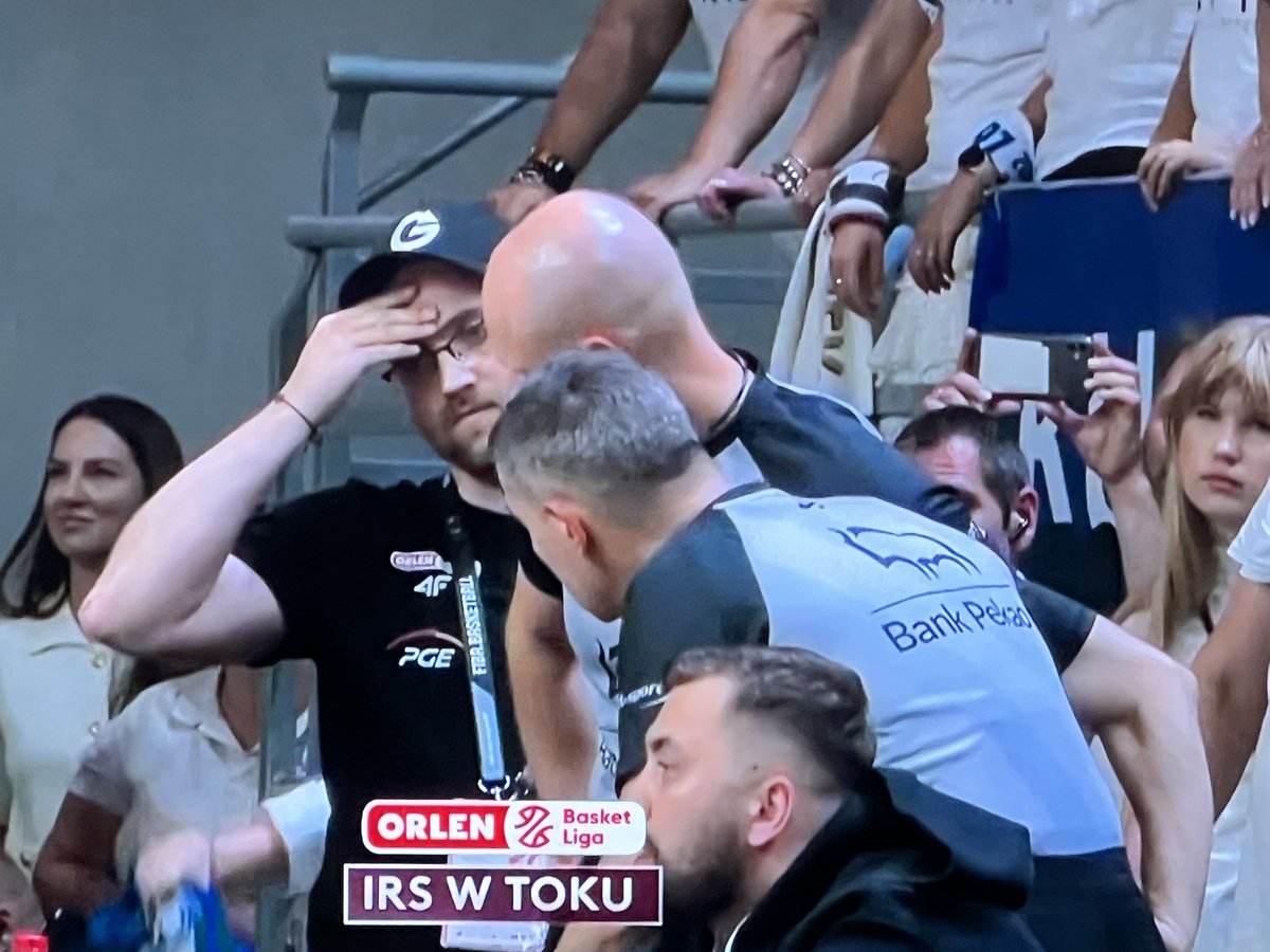 plkmeme's tweet photo. Skandal we Włocławku, sędziowie konsultują się w sprawie kluczowej akcji z pracownikiem Spójni. Drugi siedzi obok i trzyma naładowaną broń pod stołem #plkpl https://t.co/rg0NeA9rlw
