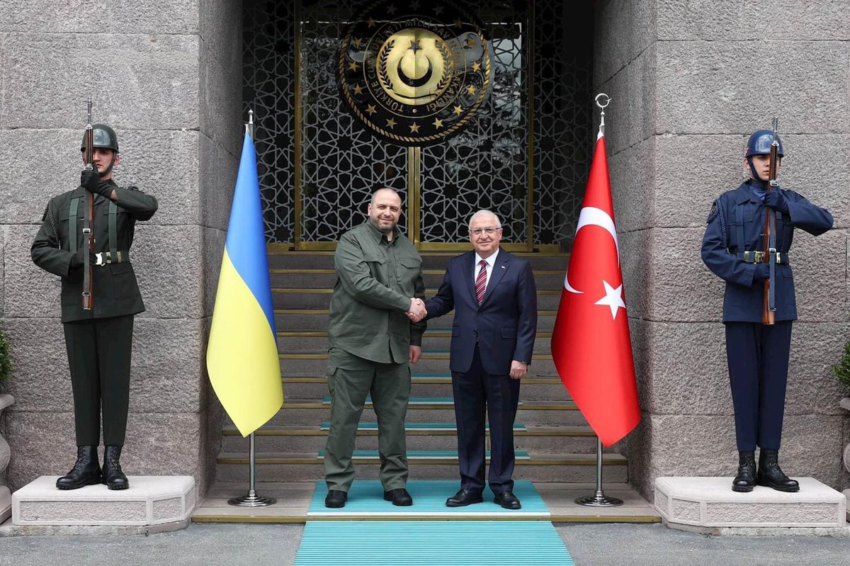 Resmi bir ziyaret için Ankara’ya gelen 🇺🇦savunma bakanı Rustem Umerov 🇹🇷Savunma bakanı Yaşar Güler ile görüştü. Heyetler arası görüşmede de stratejik işbirliğinin derinleştirilmesi, savaşın durumu vb ele alındı