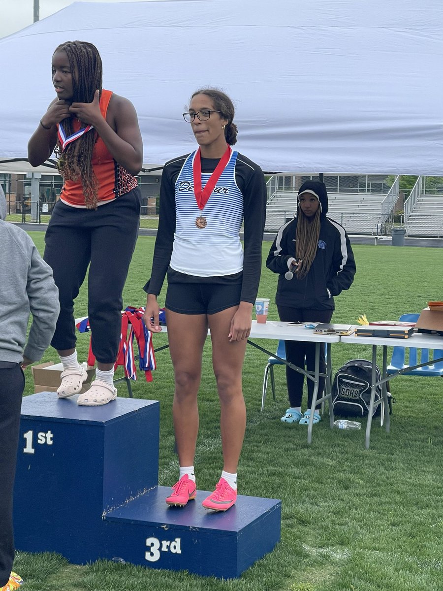 Shout out to Lotus Wise! In Bayside Conference competition, she earned a top 3 podium place in all 4 events in which she competed: 2nd in 200m, 1st in 400m, 3rd in the long jump, & 1st in the triple jump. Wise will compete on Wed & Thur in the 3A East Region. #SeahawksSoar