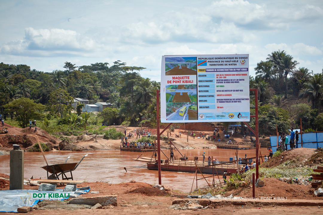 Dans la province du Haut-Uele, le pont Kibali jeté sur la rivière qui porte le même nom sera de nouveau opérationnel d’ici 3 mois après son effondrement en février 2024. Ce pont est d’une importance économique capitale. Il relie sur la RN26 la cité minière de Durba à Wasta. Il