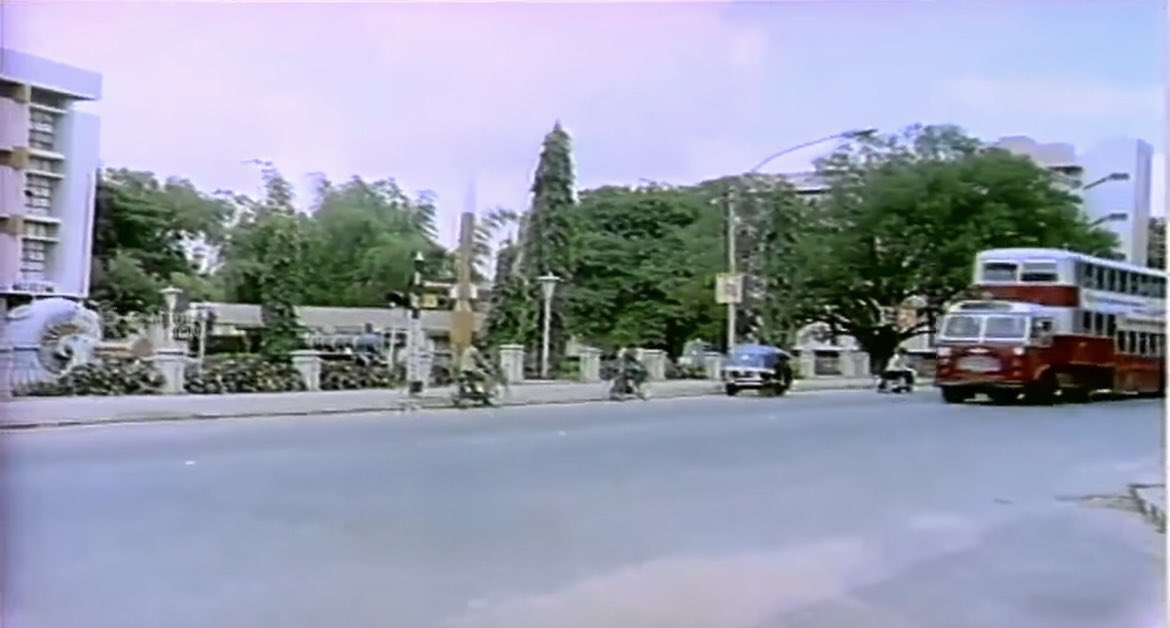 #OldBangalore: Kasturba Road, 1981. The Visvesvaraya Museum is seen in the background, and a double decker bus is plying the streets.

#bangalore #bengaluru #kasturbaroad #visvesvarayamusuem #btsbus