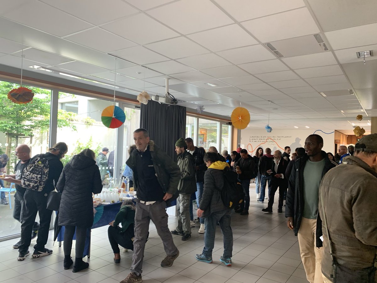 Une belle fête des voisins aujourd’hui à l’espace Agnès Varda et à l’accueil de jour familles! Au programme: jeux,concerts,tricot, repas partagé avec l'ensemble les personnes accueillies,habitantes,habitants du quartier. Merci aux agents de la Ville engagés! @Robin_Salecroix