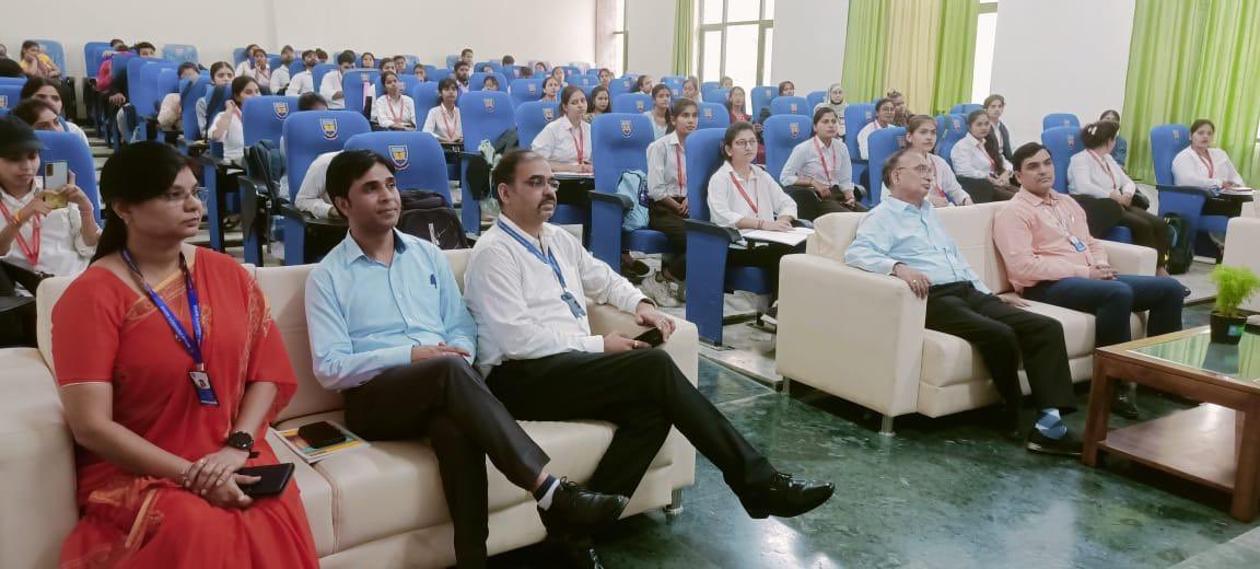 UniversityMonad's tweet photo. students participated in question answer session.
#Schoolofmanagement
#Workshopglimpse
#Managementstudents
#MonadUniversity
#BestUniversity
#BestinNCR
#Studentexposure
#creativityfound
#admissionopen2024_25 https://t.co/RxhLpt5X9w