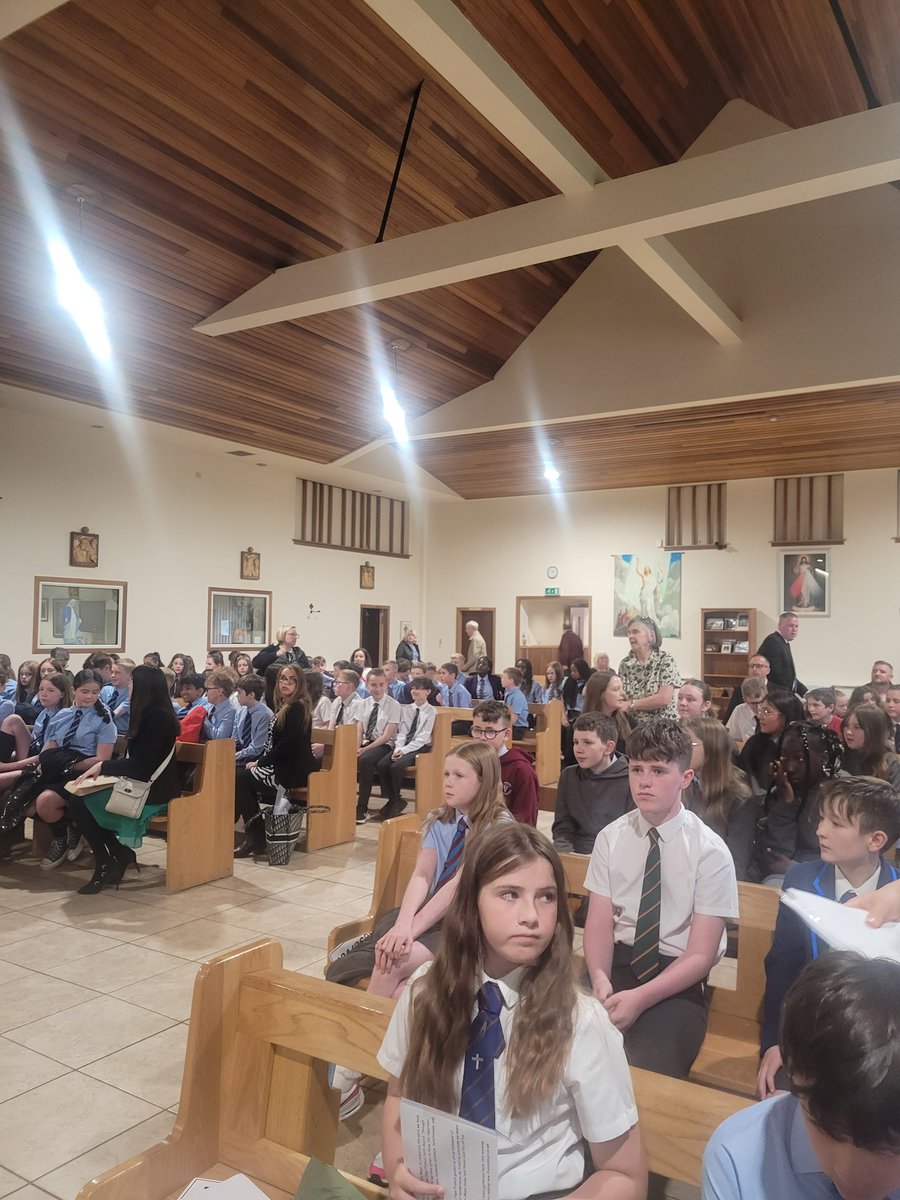 The @sasbhighschool cluster came together today to celebrate Mass in recognition of the wonderful Pr7 pupils who gained their @SCESDirector Pope Francis Faith Award @rcmotherwell @EkVincents @StLeonardsEK @OLOLPS @stlouiseprimary @stkenneths @sthilaryek #lovehopejustice