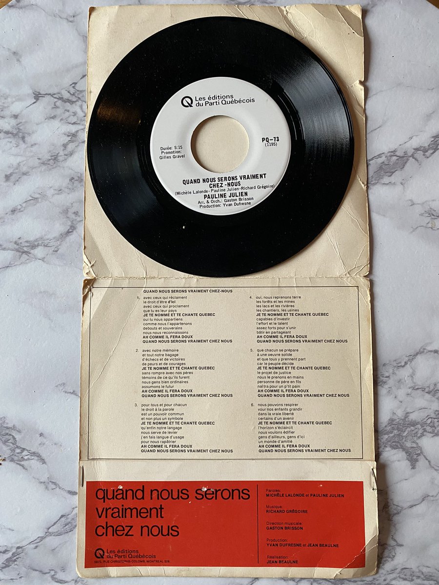 Ma voisine de 90 ans m'a fait un cadeau cette semaine: Il s'agit d'un vinyle de 45 tours dont un côté contient + de 7 mins de René Lévesque s'adressant à la population québécoise et de l'autre, Pauline Julien chante. Elle a gardé des souvenirs politiques des années 1970. #polqc