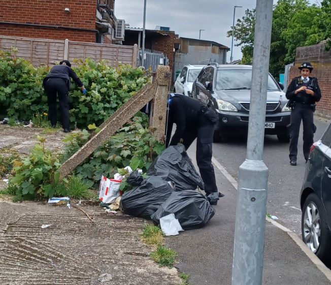 SNT Officers have been out conducting patrols for Op Sceptre this week. Looking to take knives off of the streets, part of this includes conducting weapons sweeps.
Here we are conducting a weapons sweep along Coleridge Way
#MyLocalMet #WeaponsSweep #OpSceptre