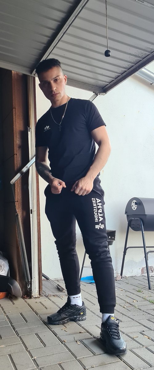 Komm her du scheiß Schw*chtel, ich zeig dir wo dein Platz ist. Traust du dich oder sind deine Eier nur Deko 🤣?

#badmasterboy #alpha