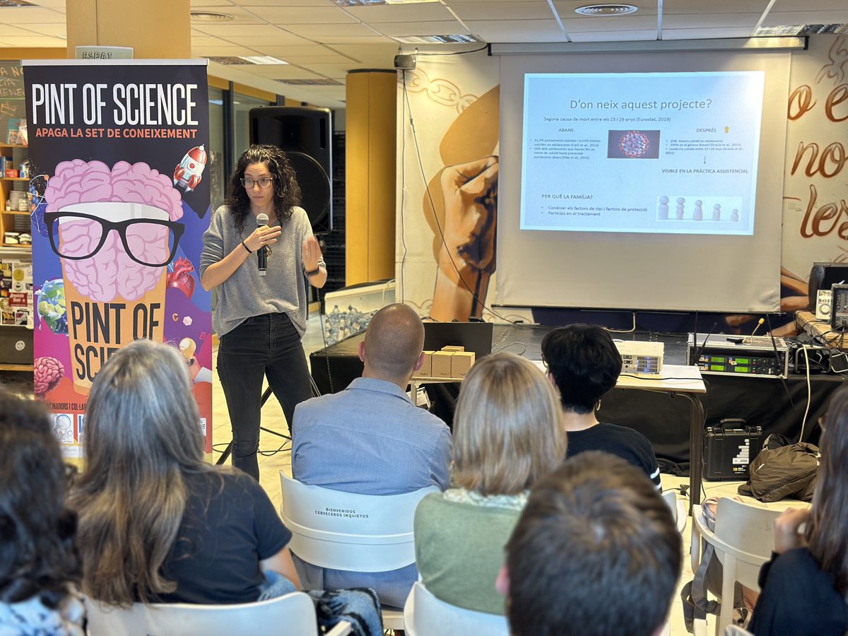 🔬🍻 Sessió de Salut Mental al #PintofScience, al ⁦@SalvadoraCata⁩ ! 🧠 La investigadora Emma Bonamaisó (IDIBGI - ⁦@iasgirona⁩ ) comparteix la seva recerca sobre l’entorn familiar en moments de crisi 👇 ⁦@Girona7ciencia⁩ #pint24gir #pint24es #SomCERCA