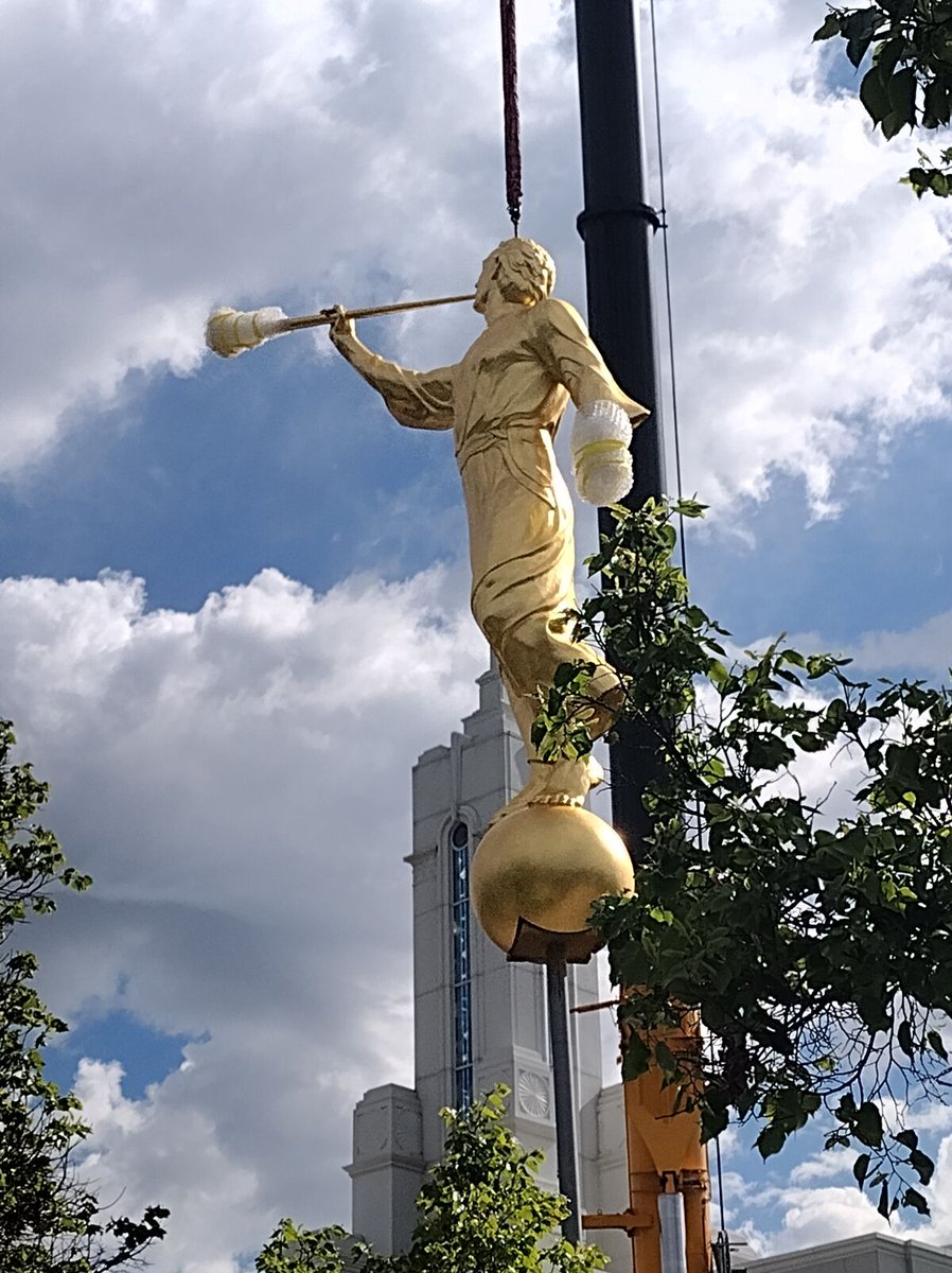 A weathered statue of the angel Moroni was lifted off the spire of the #MountTimpanogosUtahTemple this morning, and a fresh statue was installed in its place. The temple, located in American Fork, was dedicated almost 28 years ago by Gordon B. Hinckley.
churchofjesuschristtemples.org/mount-timpanog…