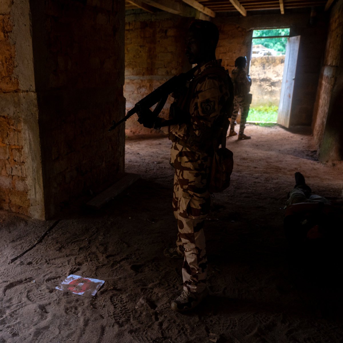Chadian special forces conduct patrols with @USSOCAF into a simulated village to clear a target in Jacqueville, Côte d’Ivoire during #Flintlock24, May 14, 2024. 

Honing tactical skills with #AfricanPartners boosts interoperability for greater regional security.