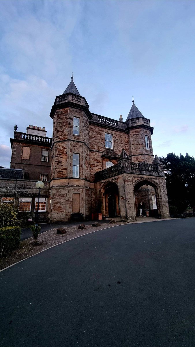 Hard to believe it's 7 miles f/ Edinburgh. 1k acres of parkland- golf courses, spa, pool, restaurants, bars, hotel! @DalmahoyHotel Service & staff are superb. Dinner wowed & then didn't, but if you're looking for Scottish ambiance & good fare, dine here tartanspoon.co.uk/home/food-dalm…