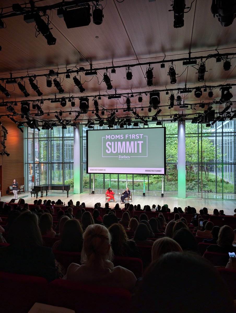 packed house at #momsfirstsummit !!! (that's @reshmasaujani and @HillaryClinton on stage btw 🤯) livestream now @ momsfirstsummit.us