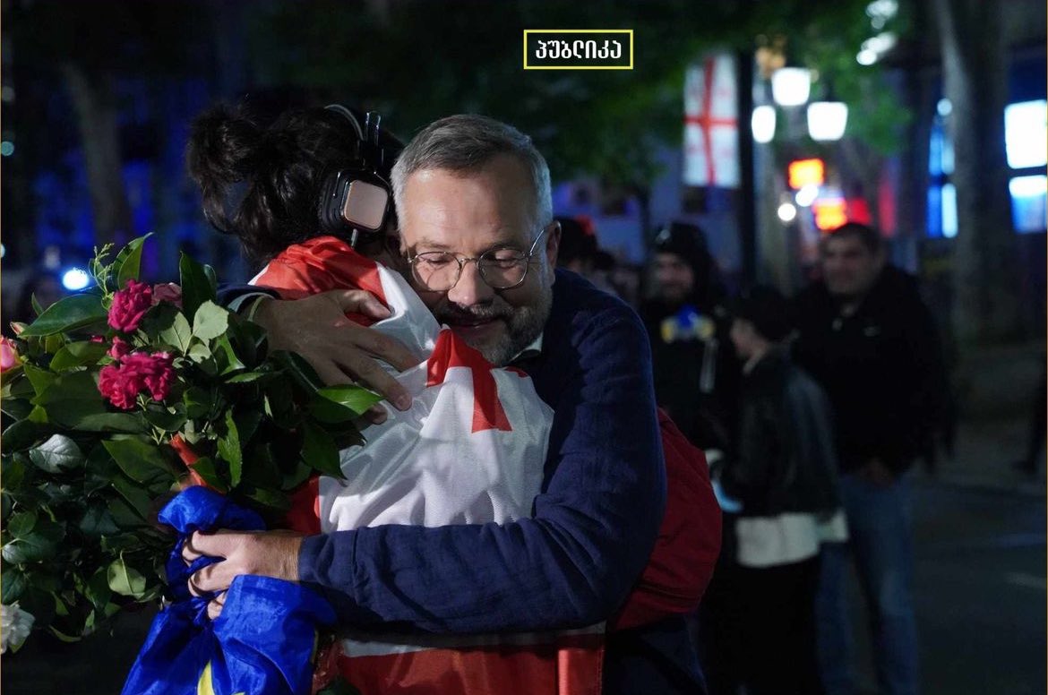Tbilisi: @MiRo_SPD hugging a protester