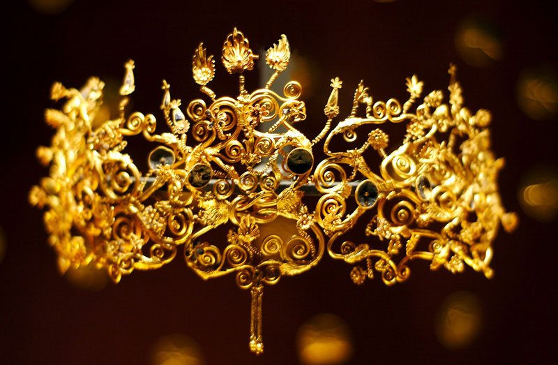 Gold diadem belonging to one of the seven wives of Philip II (Philip of Macedon, father of Alexander the Great), possibly Meda of Odessos. Dated 360-335 BCE. From the Royal Tombs of Aigai, Vergina, Central Macedonia, Greece. Photo source: sovereignanadem /tumblr