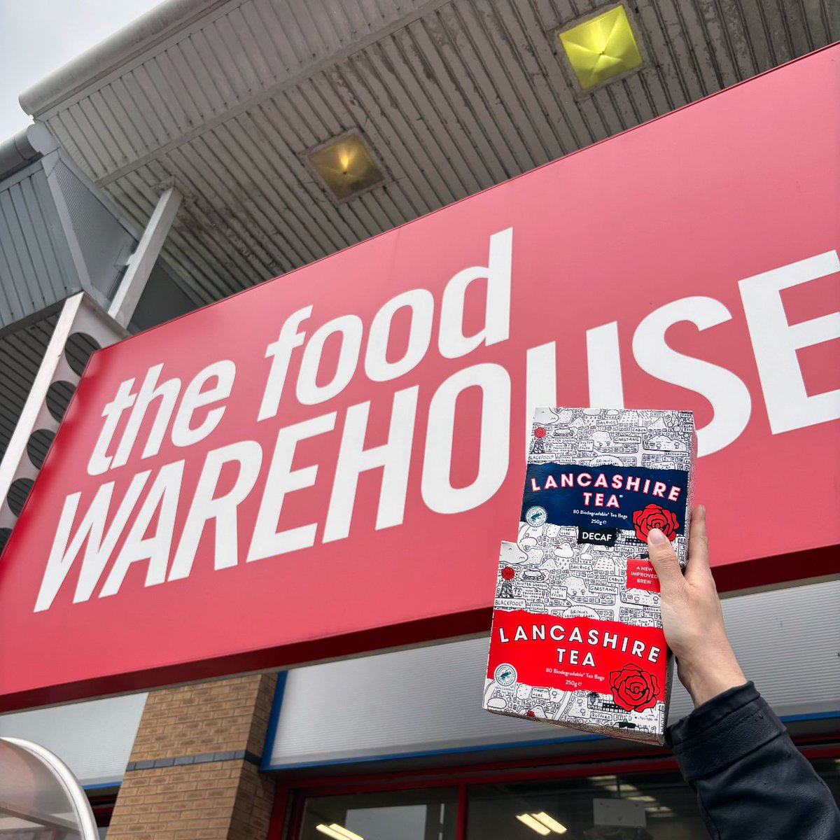 LancashireTea's tweet image. A reminder that you can now pick up the glorious Lancashire Tea in @IcelandFoods, @TheFoodWarehouseUK and selected @TheRangeUK stores all over the UK! (It certainly makes it easier than having to smuggle it out of the county...)

#LancashireTea #Tea #TeaIsLife