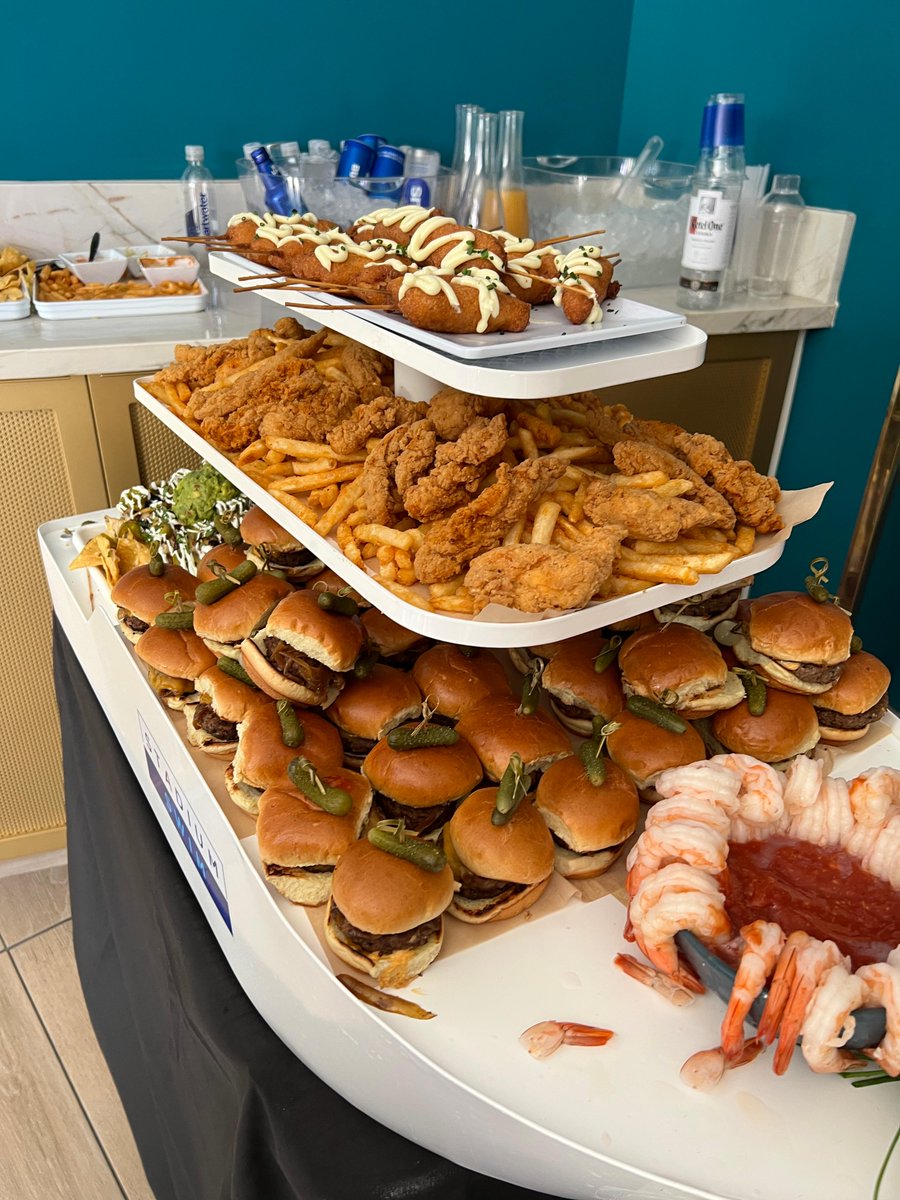 Bite into the S.S. Feast! 🍔🍤 Our massive feast served on our luxurious mega yacht will take your cabana experience to the next level. Reserve: circalasvegas.com/stadium-swim/ #StadiumSwim #CircaLasVegas