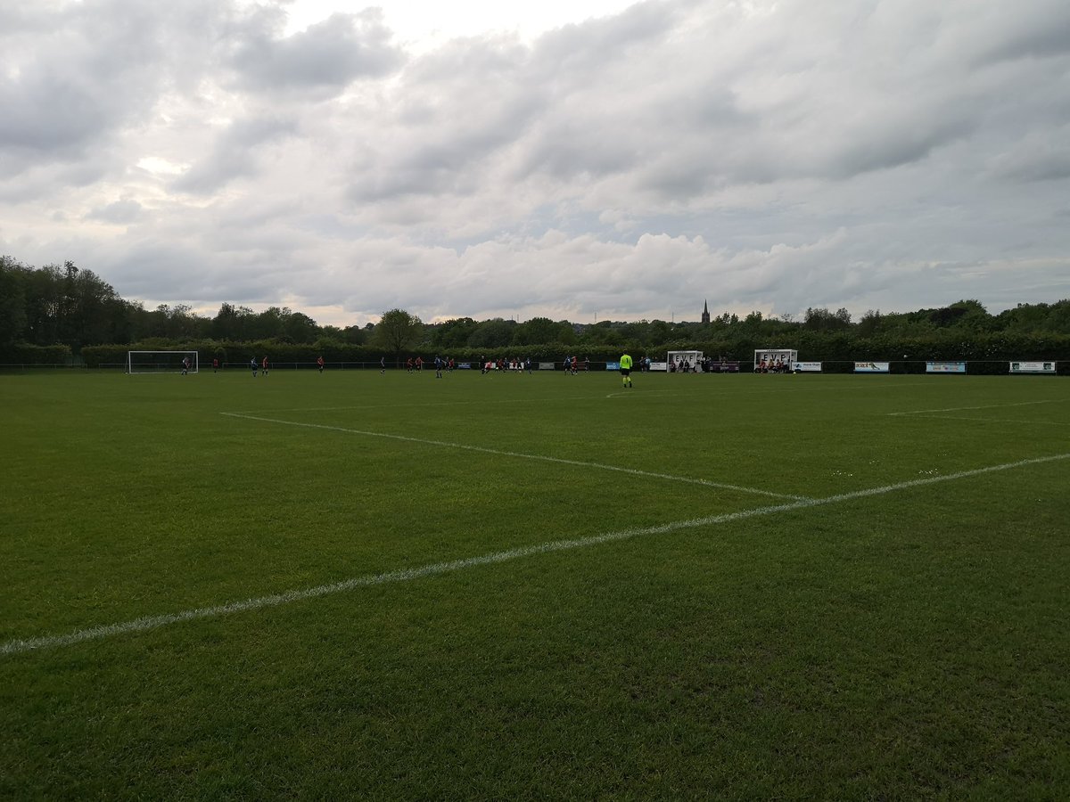 🏟️ New Non League Ground 552
⚽ Match 105 of 23/24
@EltonValeFC 🔵⚫v
@GovanAthletic 🔴⚫
🏆 @THEMCRFL Premier Division 

A bit of a wet day earlier with some puddles off the pitch here but the pitch is looking great.

📈 7th v 5th 

#NonLeague #groundhopping #groundhopper