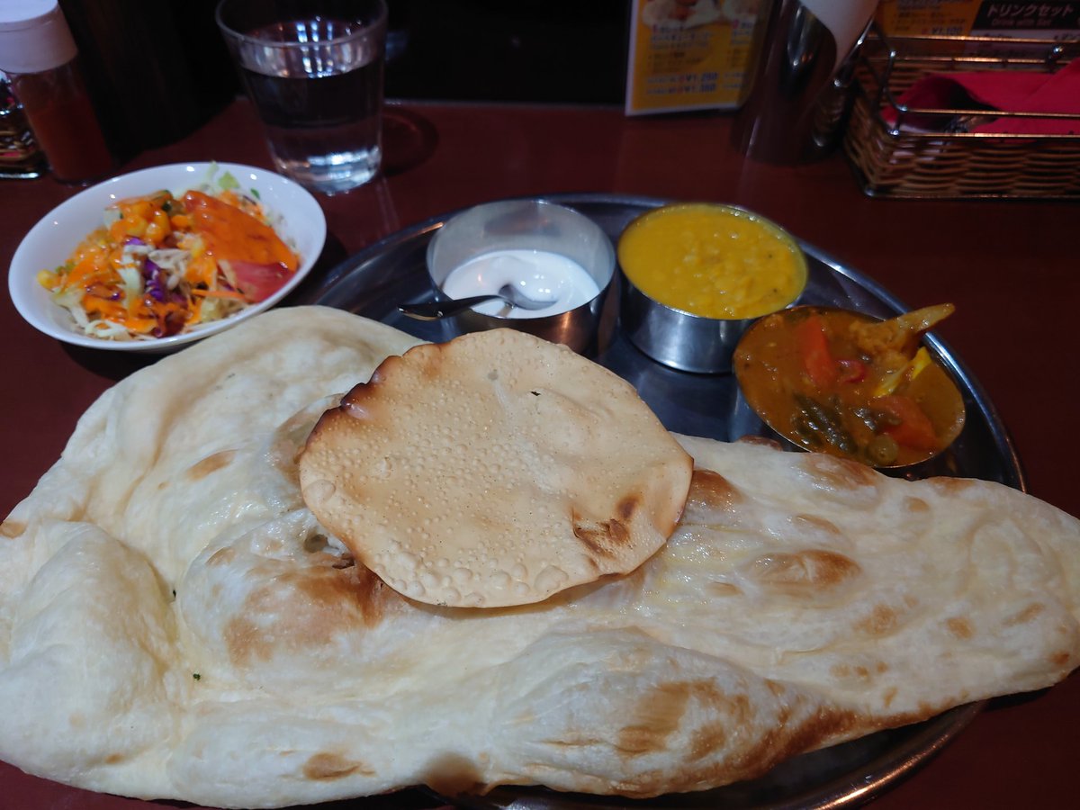 2023.12.16
 #神田カレー街食べ歩きスタンプラリー🍛
【インド・パキスタン料理シディーク神保町店】@神保町
ベジタブルターリー🍛
優しい味の豆カレーとゴロゴロ野菜でスパイシーな野菜カレーと焼きたてナンの相性良くめっちゃうまぁ〜(๑´ڡ`๑)❤
 #カレー
 #スパイス最高