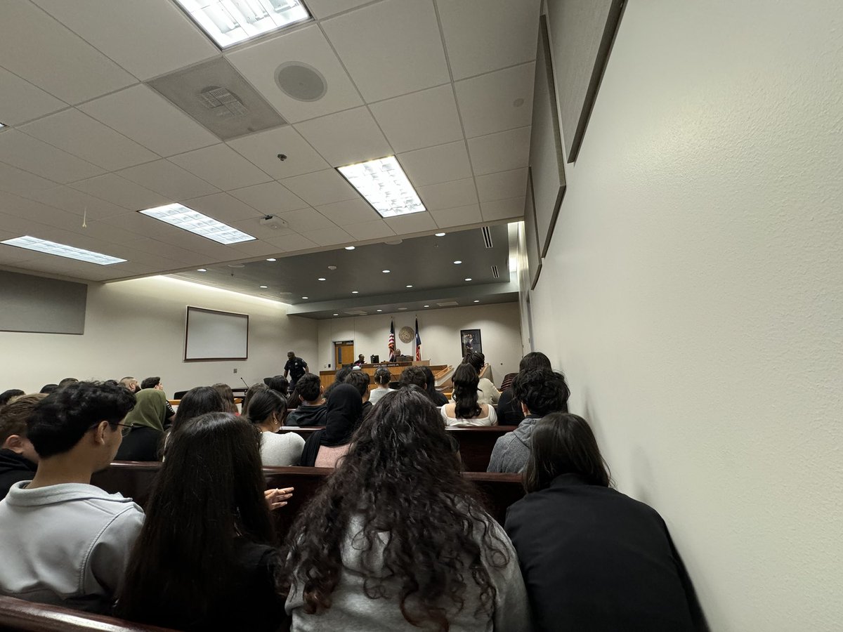 Huge thanks to Judge Mike Jones, Dallas County Justice of the Peace 4-1, for being a champion of education! Your partnership with our @SingleyAcademy Law and Public Service @iisdCTE program is invaluable. Together, we're shaping future leaders. #IISDReimagined