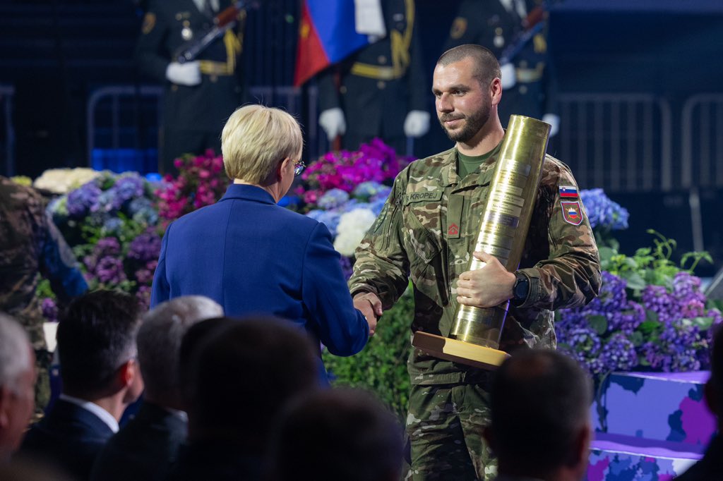 Drage pripadnice in pripadniki @Slovenskavojska, hvala vam, ker ste eden od stebrov naše države, družbe in skupnosti ter nosilec vrednot, ki jih je treba v sodobni družbi nenehno poudarjati in prenašati na mlade generacije. Ponosna sem na vas. 🇸🇮