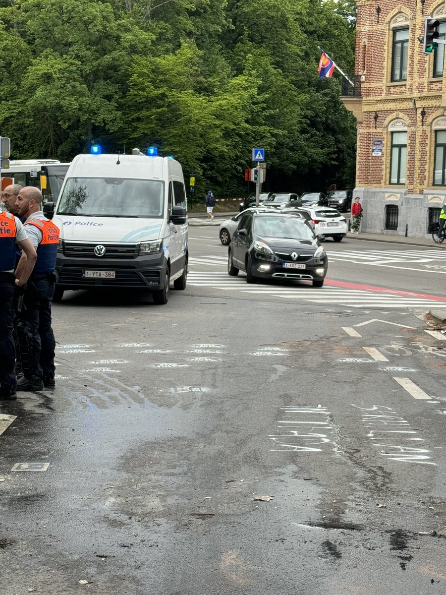 Si manifester est un droit, le faire sans aucun respect des règles d’un État de droit n’est pas acceptable. Merci à nos forces de police <a href="/zpz5342/">PolitieZPolice5342</a> <a href="/policefederale/">Police Fédérale</a> 👮‍♂️ qui ont procédé à ma demande à l’évacuation des manifestants avec professionnalisme et sang-froid #uccle