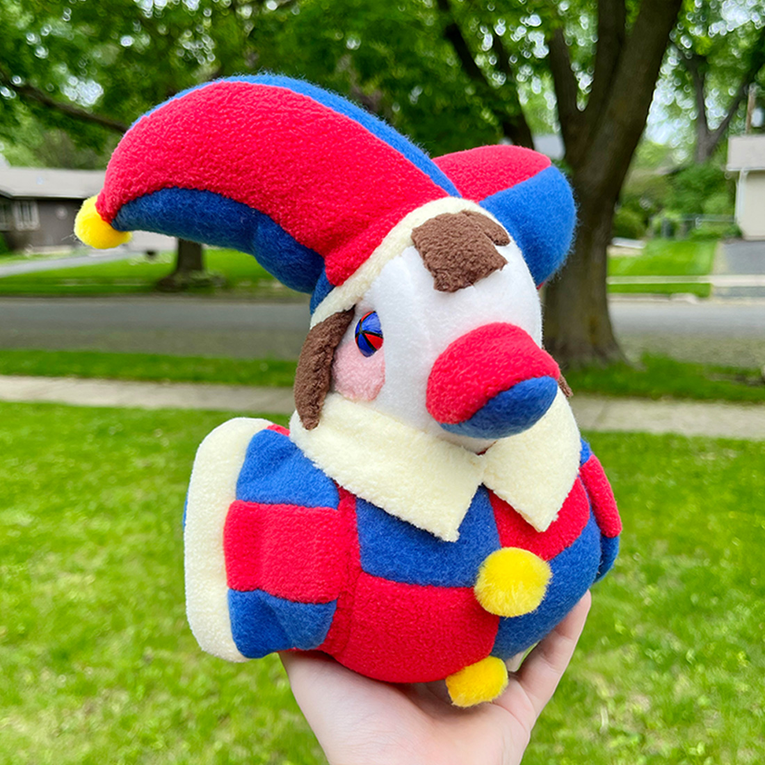 Daisy_DucksVT's tweet photo. TADC/The Amazing Digital Circus brainrot is baaack
and now in new Pomni Duck form!
I made this baby over the weekend cause I was so invested in making a goofy jester hat for a duck 🦆 https://t.co/mO8R3G89DT