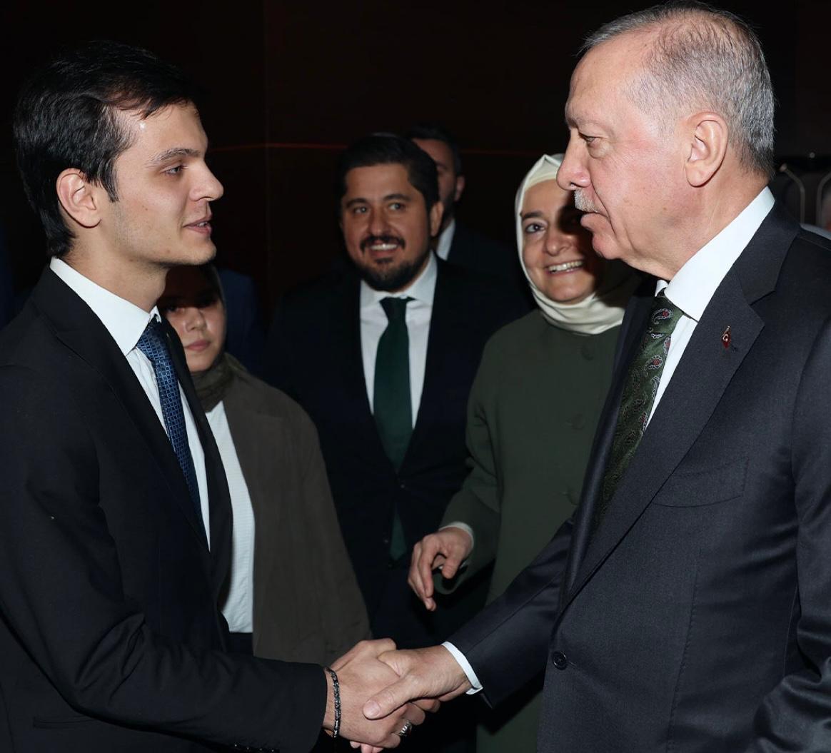 Cumhurbaşkanımız Recep Tayyip Erdoğan, Avrupa Avrupa Wushu Kung Fu Şampiyonası'nda Filistin bayrağı açarak dabke dansı yaptığı için şampiyonluğu iptal edilen Türk sporcu Necmettin Erbakan Akyüz ile görüştü