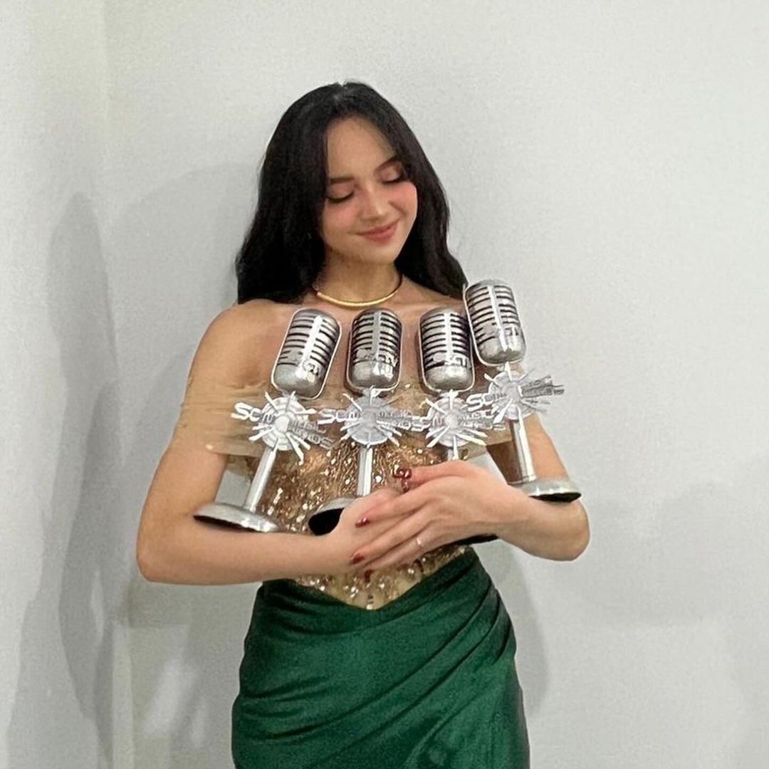 MylyodraOfc's tweet photo. 4 PIALA SCTV MUSIC AWARDS 🏆⭐️

Sekali lagi, ga bosen2 Minly bilang THANKYOU utk semua usaha, dana, vote yg kalian udah kasih selama 1 bln, bukan waktu yg sebentar. Tapi kalian ga nyerah &amp; ga bosen buat vote Lyly 🥹
Kompak &amp; solid terus Myly, terus sayang dan support Lyly yaa 💘 https://t.co/HzfZSFyRv5