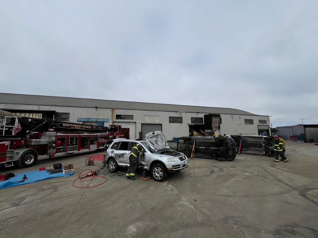 #TrainingTuesday: This morning Southern Marin Fire's Truck-4 crew attended the Marin County Regional Fire Academy in Richmond demonstrating the tools and skills necessary to extricate victims from vehicle collisions. Check it out!