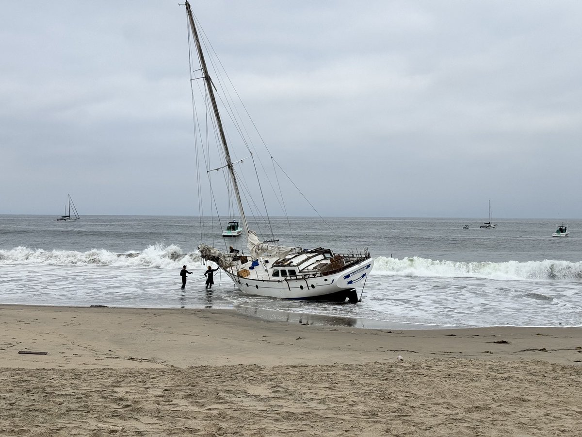 #BallonaIC - at 06:30 @lacolifeguards responded to a report of a 45’ sailboat aground just south of Marina Del Rey. No persons on board. Due to a low morning tide, Rescue Boat crews were unable to remove the vessel from the shoreline. (1/2)
