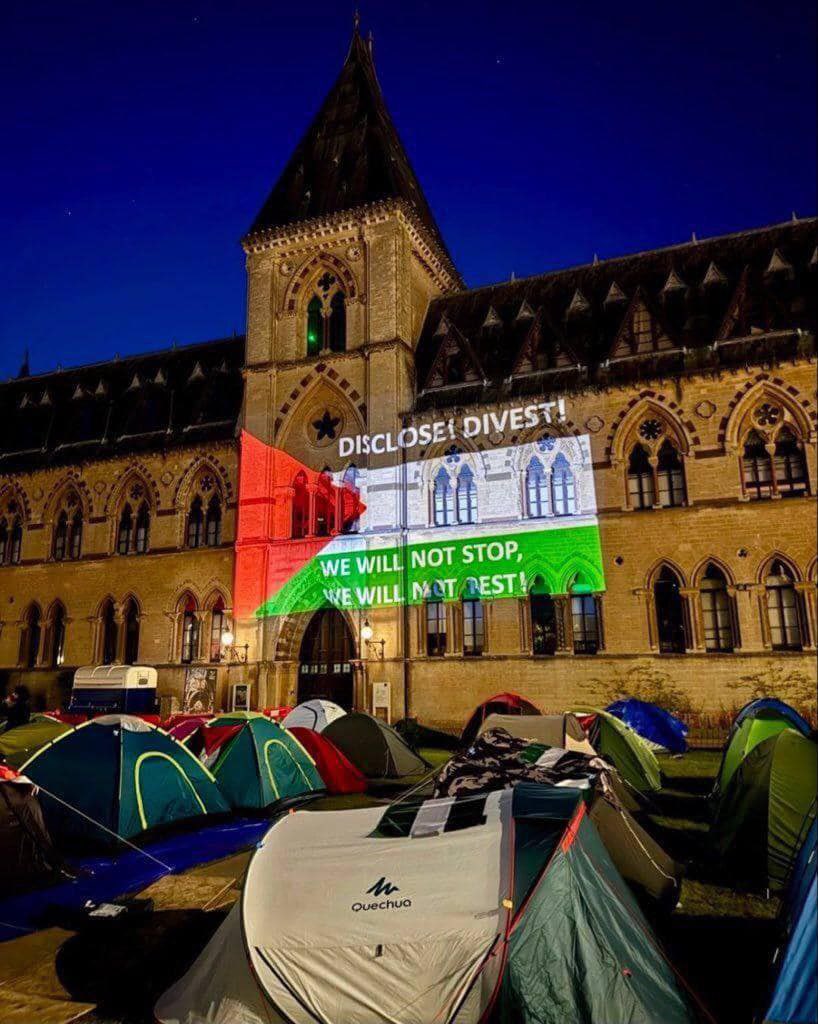 🔴 Dünyanın en prestijli okullarından biri olarak gösterilen İngiltere’deki Oxford Üniversitesi’nde öğrenciler Gazze için çadır nöbetinde.