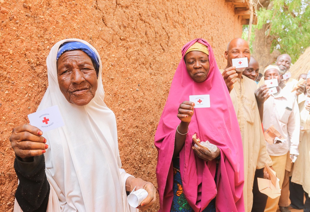 Des milliers de ménages au Niger ont vu leurs moyens de subsistance durement affectés par le conflit & l'insécurité alimentaire. Le cash fourni par @crniger leur permet de subvenir à leurs besoins de base grâce au partenariat programmatique entre @eu_echo & @IFRC. #ForLocalAction