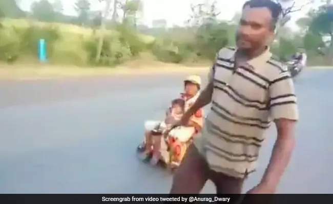 Migrant worker wheels pregnant wife, child on makeshift cart for 700 km Ek napunsak ki waja se 2020 me.. Never forget Never forgive 😡