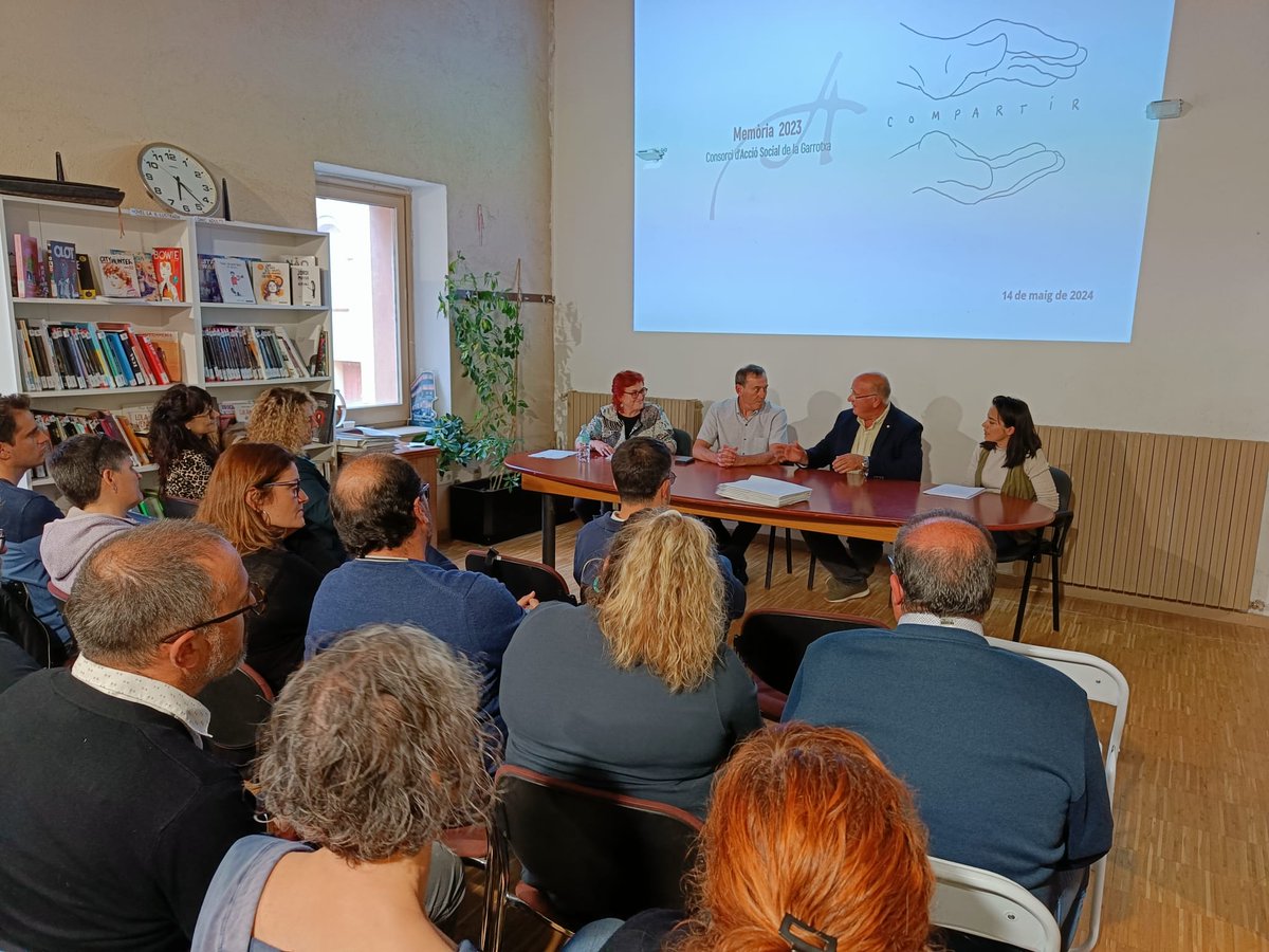 🔊📃 Presentació de la memòria d'@acciocomunitari del 2023. Durant l’any passat el CASG va atendre 11.239 persones. 💬Les principals peticions estaven vinculades a la salut, mancances socials i dificultats en les relacions familiars i socials. 🔗olot.cat/pl217/ajuntame… #Olot