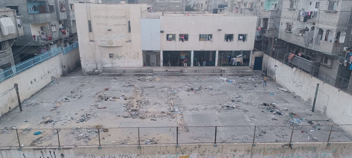 In the past week, over 450K have fled Rafah (+ many more from the north). My colleague shared this photos from Rafah, an area crowded with tents last week now completely empty. Meanwhile, aid operations are grinding to a halt w/closed & non-operational border crossings.